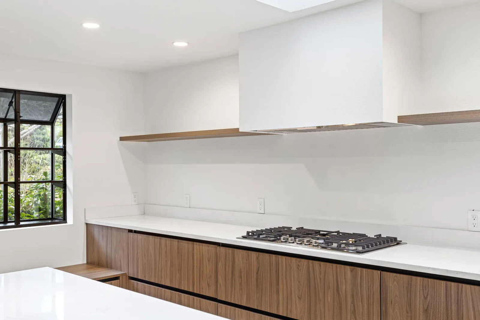 Finished Bellevue kitchen cooktop and custom hood