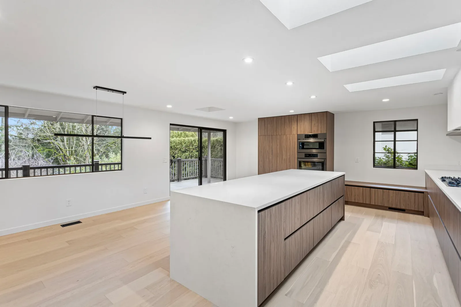 Finished kitchen in Bellevue, WA, view 4