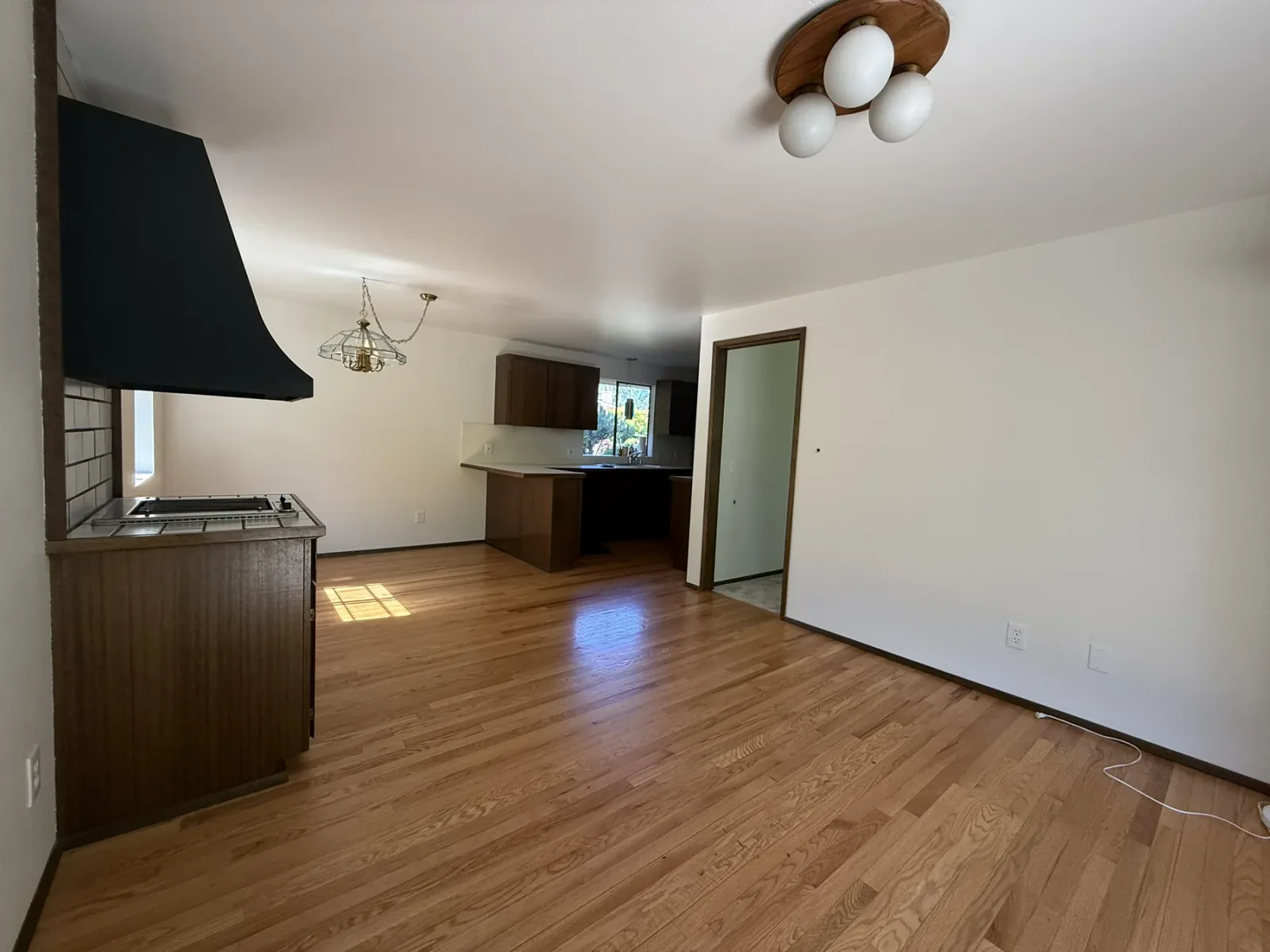 Old Bellevue dining area before remodeling