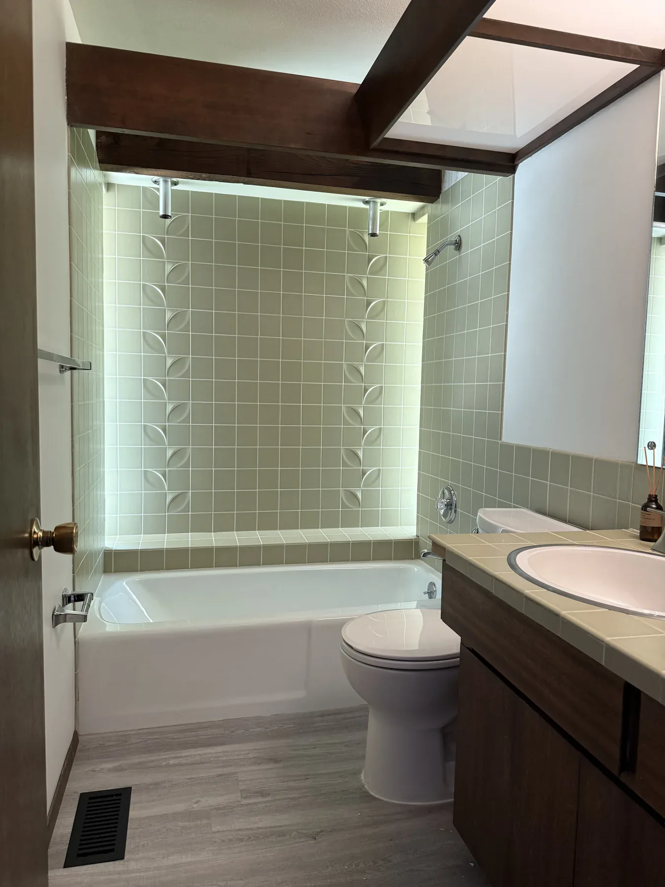 Old Bellevue guest bathroom before remodeling