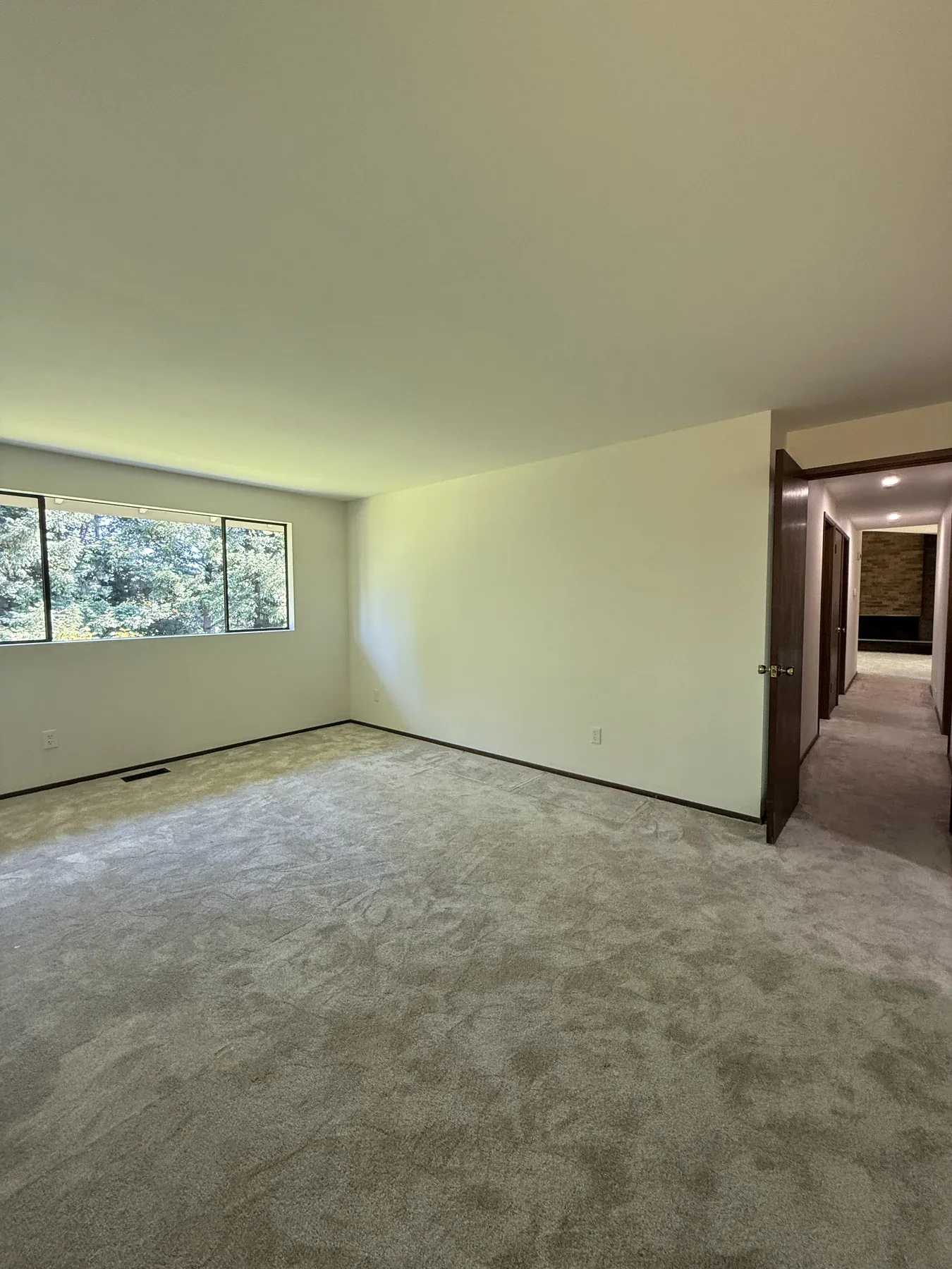 Old Bellevue primary bedroom before remodeling