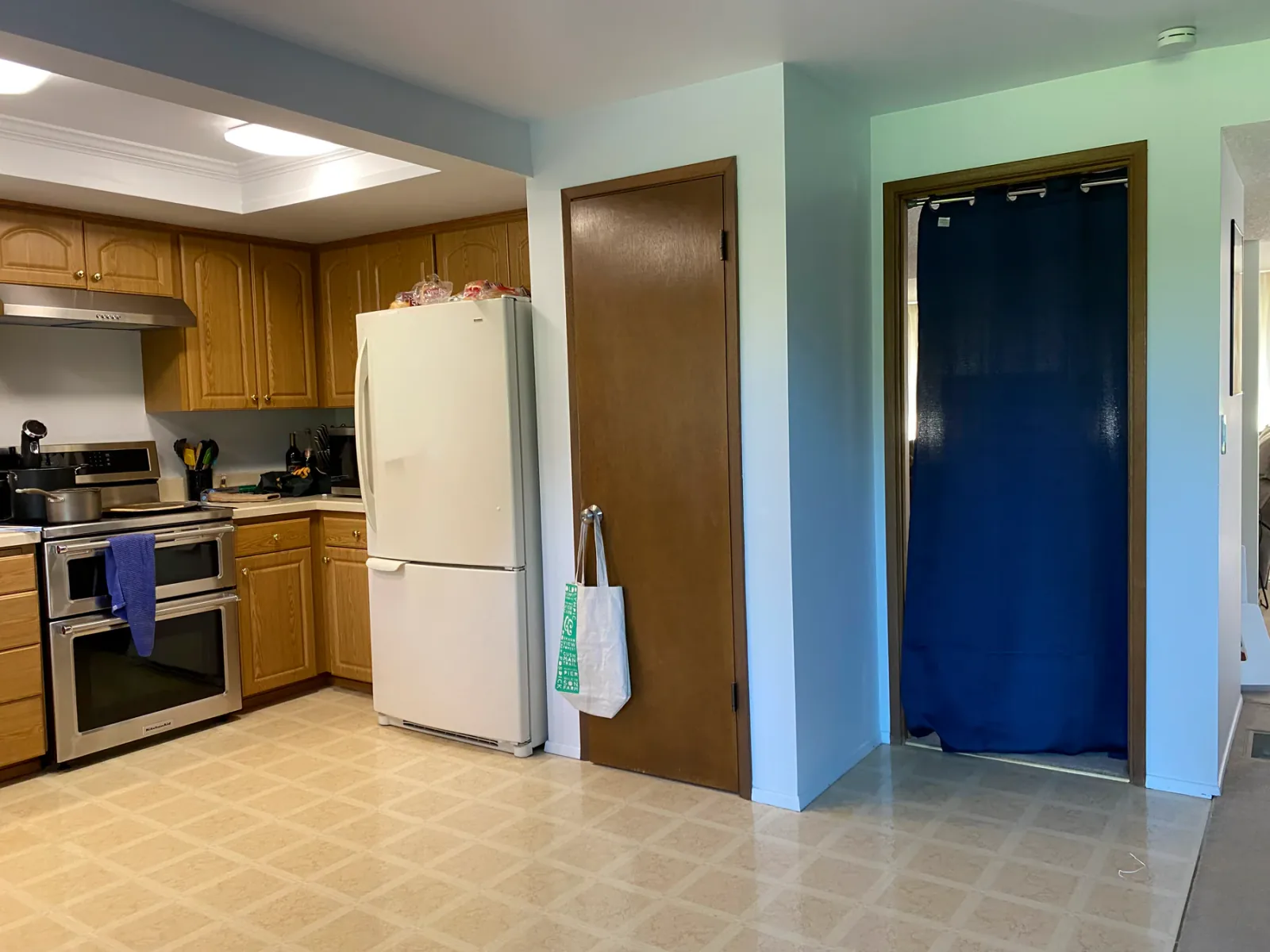 Kitchen before the Kirkland kitchen remodel