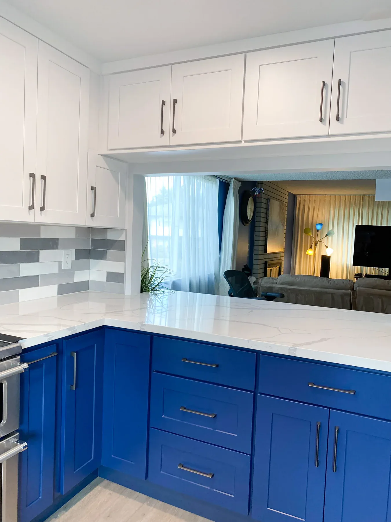 Pass-through counter connecting the kitchen and family room
